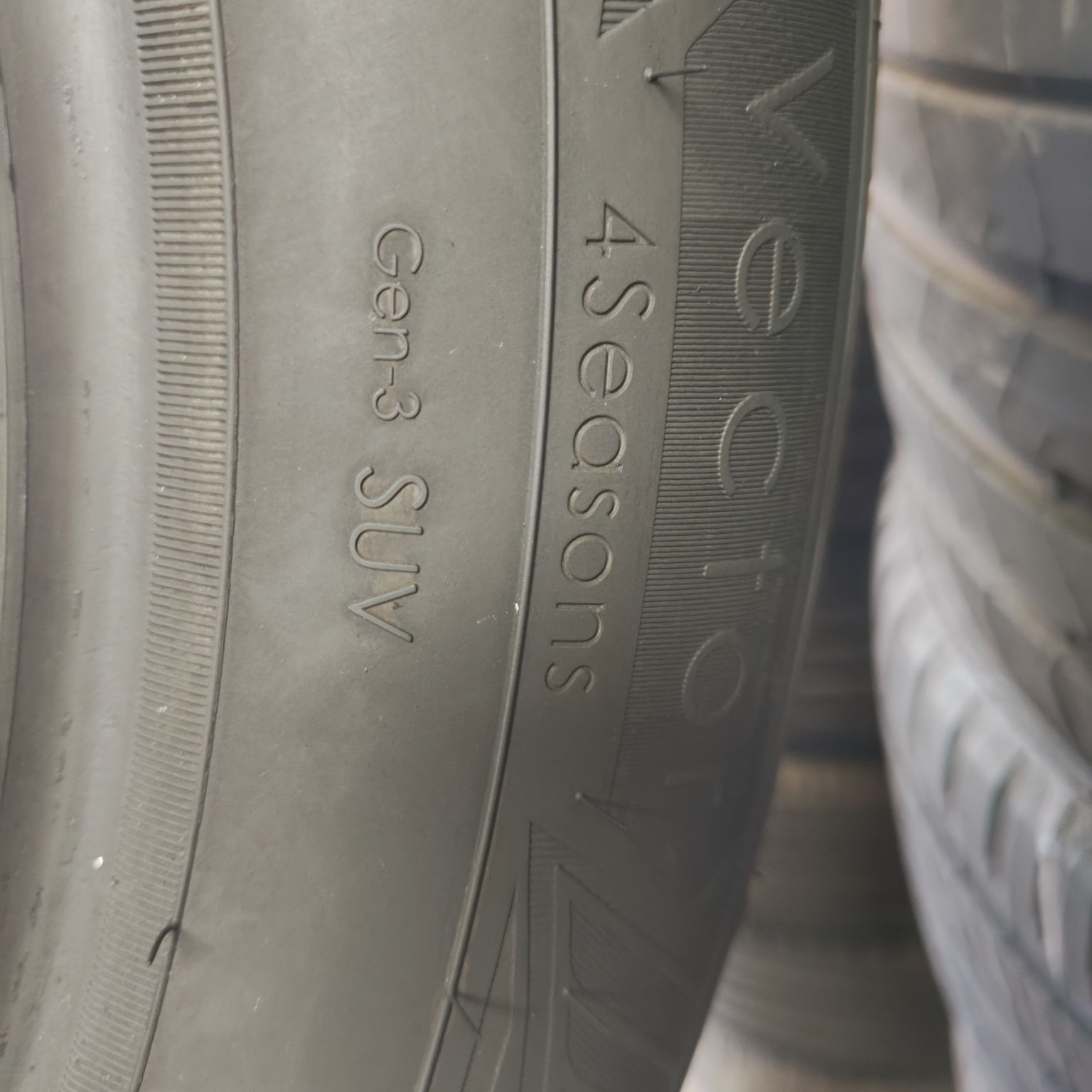 225/60/18 XL Sprzedam parę opon całorocznych Goodyear
