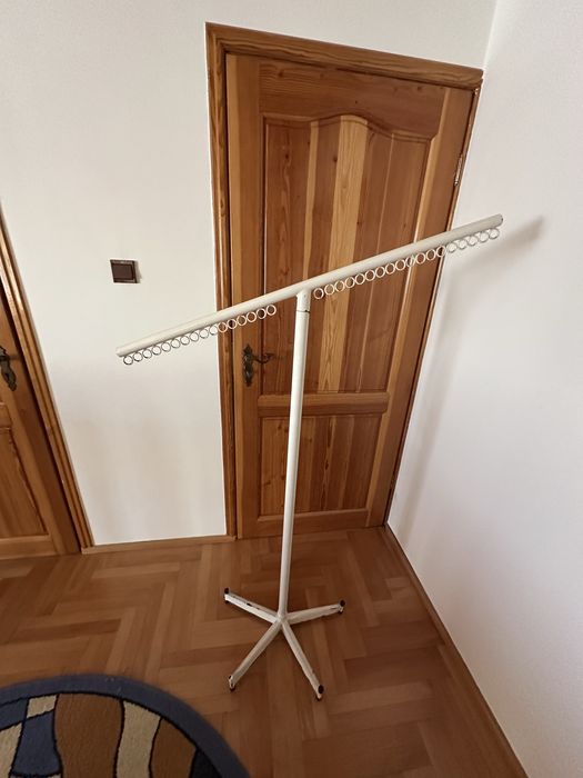 Wieszak metalowy stojący