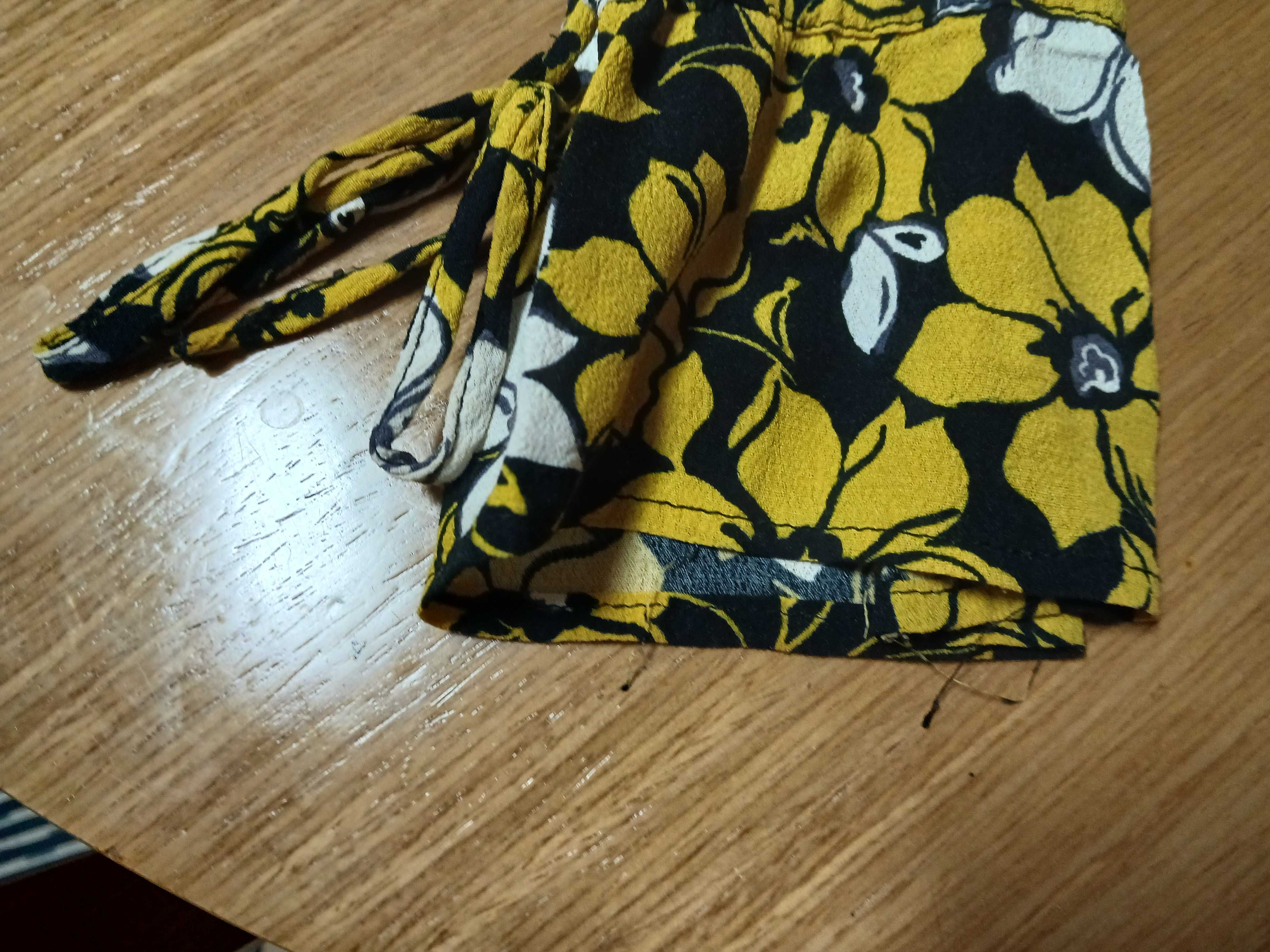 Vestido pelo joelho e com manga comprida, da Mango