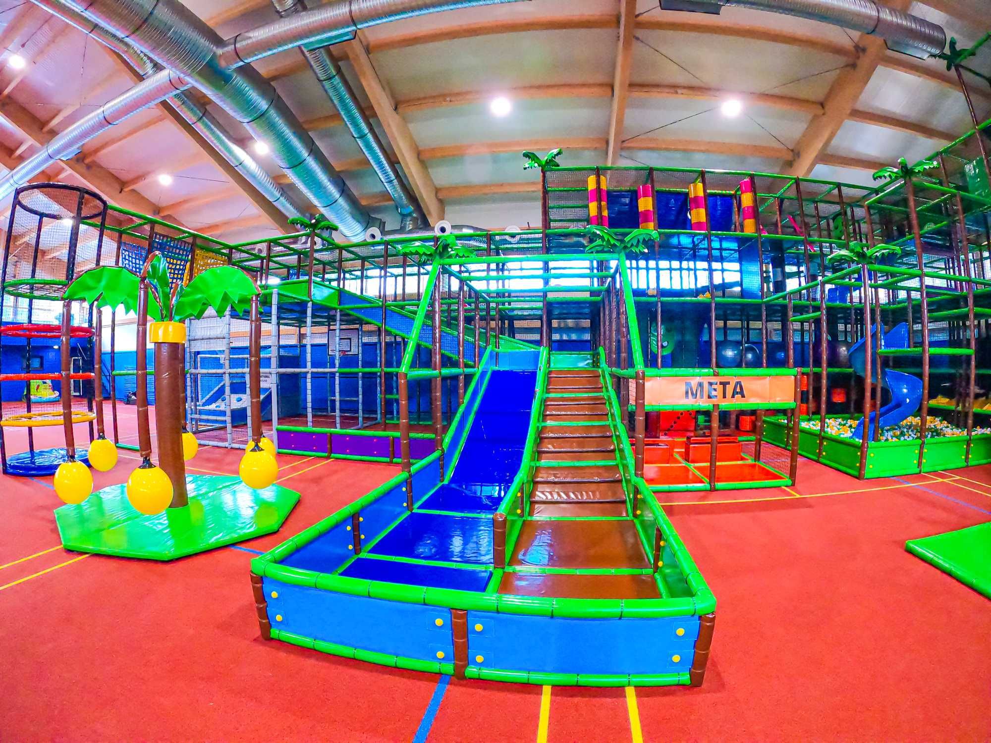 sala zabaw park trampolin park rozrywki kulki zjeżdżalnia małpi gaj