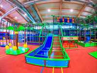 sala zabaw park trampolin park rozrywki kulki zjeżdżalnia małpi gaj