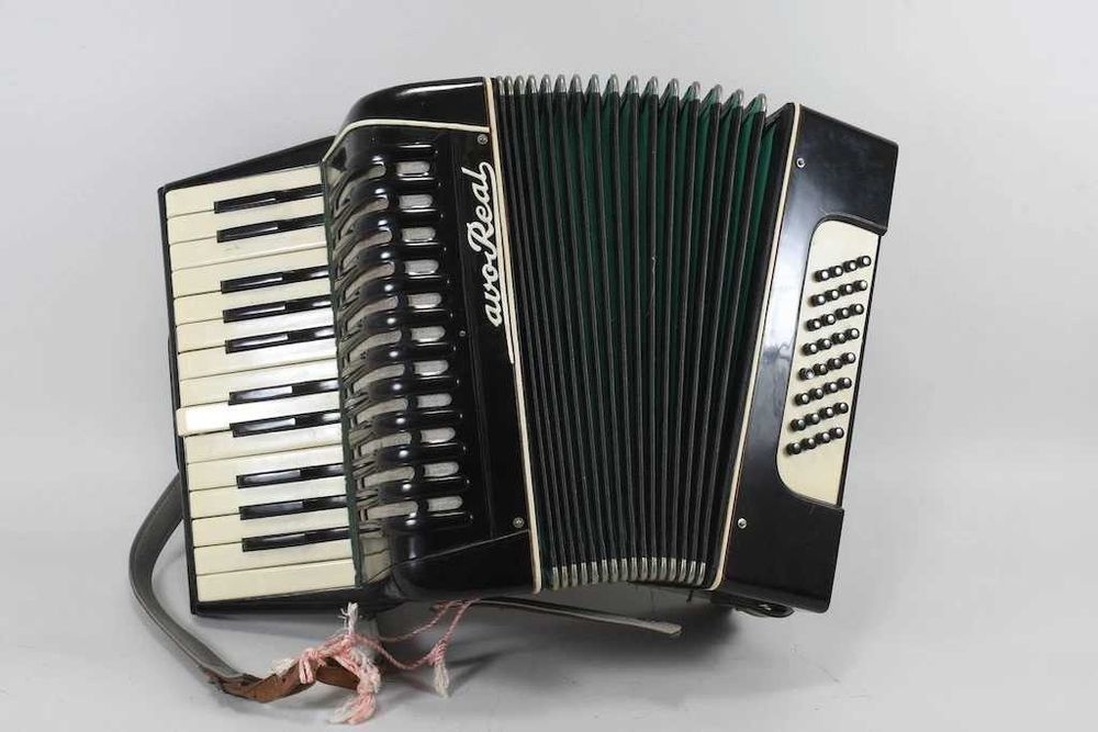 Akordeon Pavo Real z 1956 roku — z oryginalną walizką i pokwitowaniem