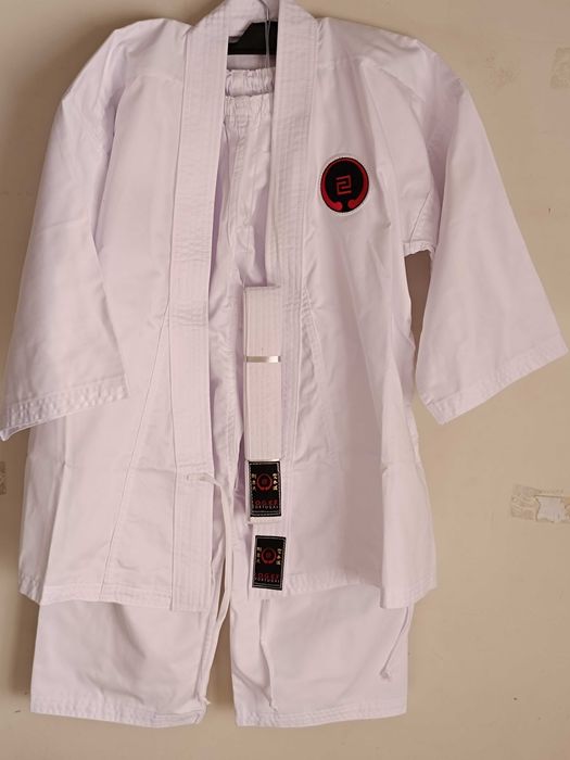 3 Fatos ou Kimonos e 7 Cintos Novos para Artes Marciais