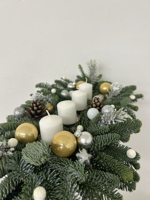 Stroik na choince nobilis na plaskiej podstawie ozdoba bozonarodzeniow