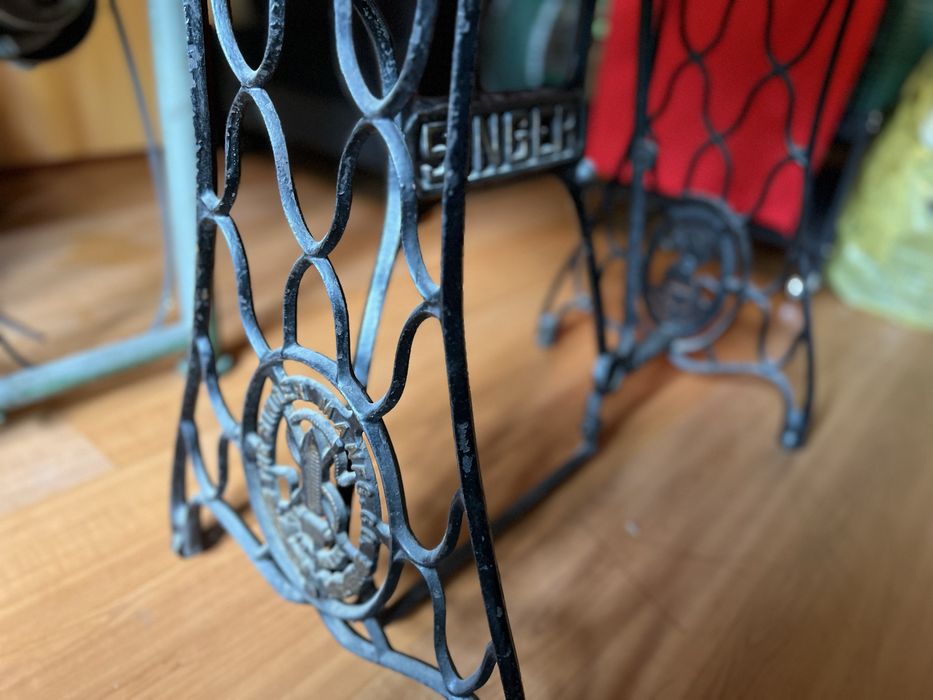 Maszyna do szycia PFAFF na stole SINGER / stół, nogi