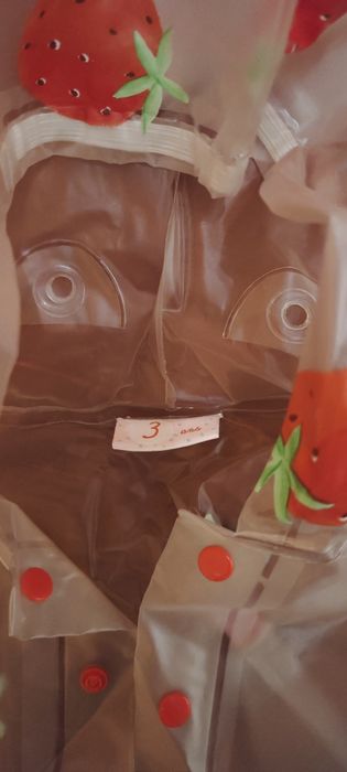 Capa da chuva transparente com morangos