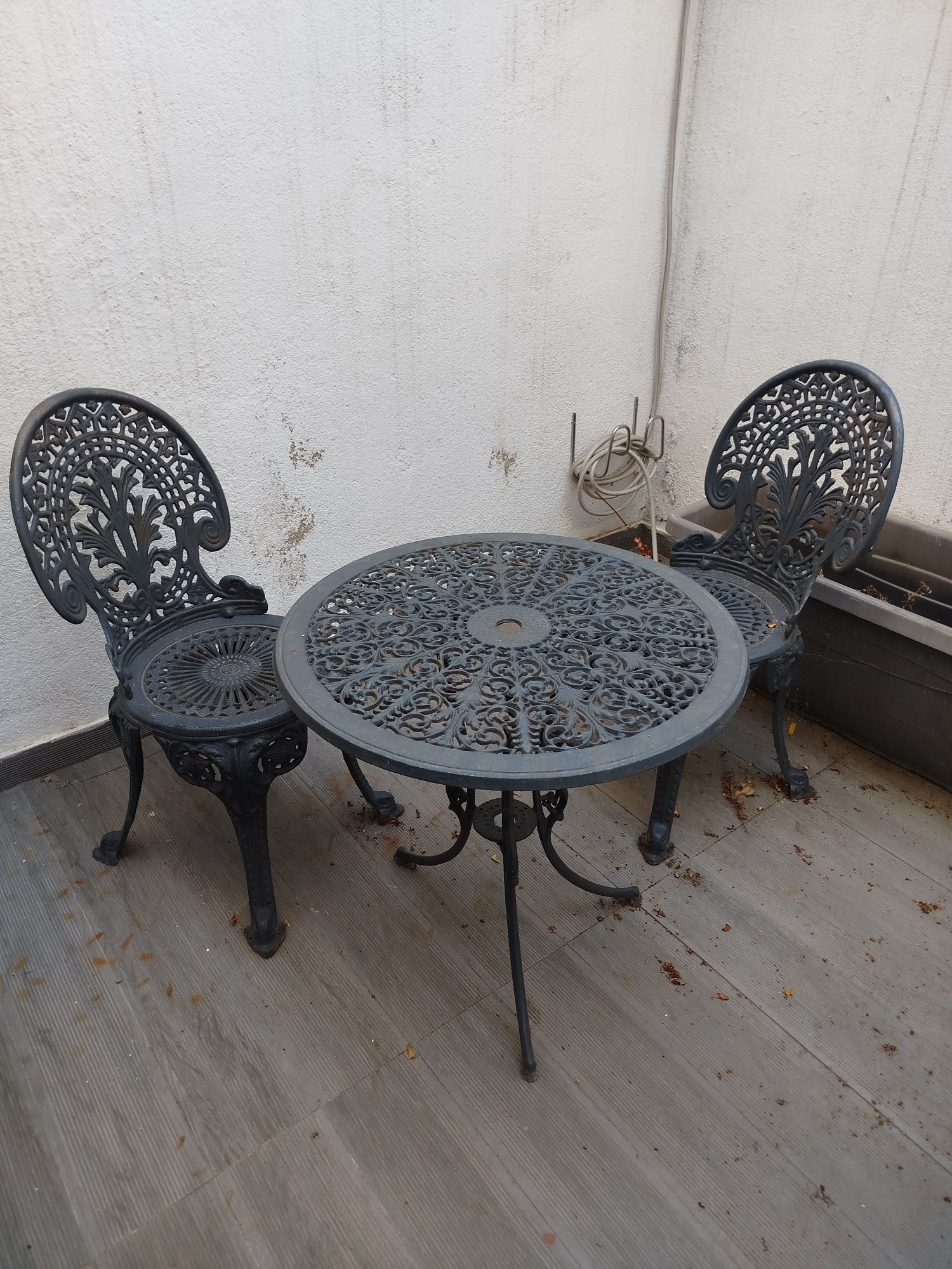 Cadeiras e mesa de jardim