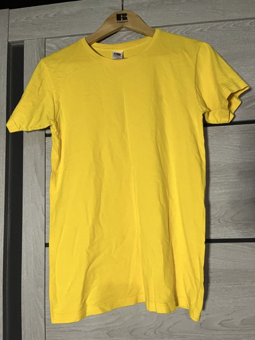 Футболки різних кольорів