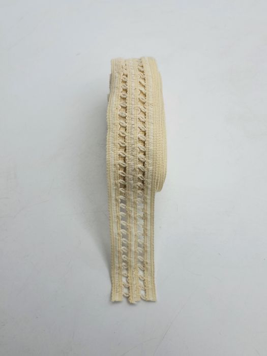 Koronka ecru kupon 3,50 m.x 3 cm.