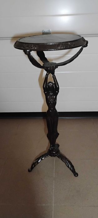 Sprzedam kwietnik stojący.