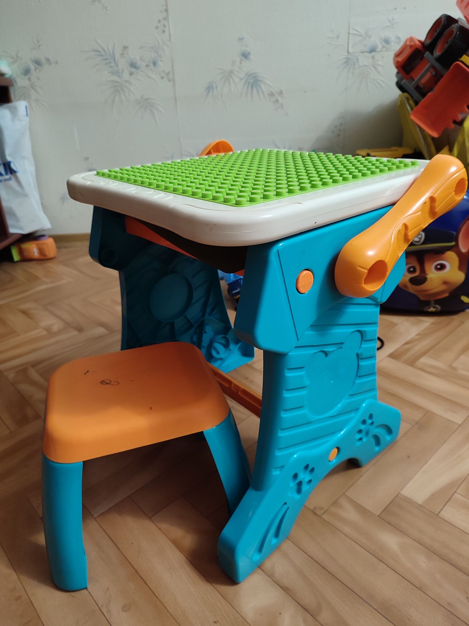 Столик для конструктора и стул