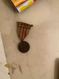 medalha antiga com tecido