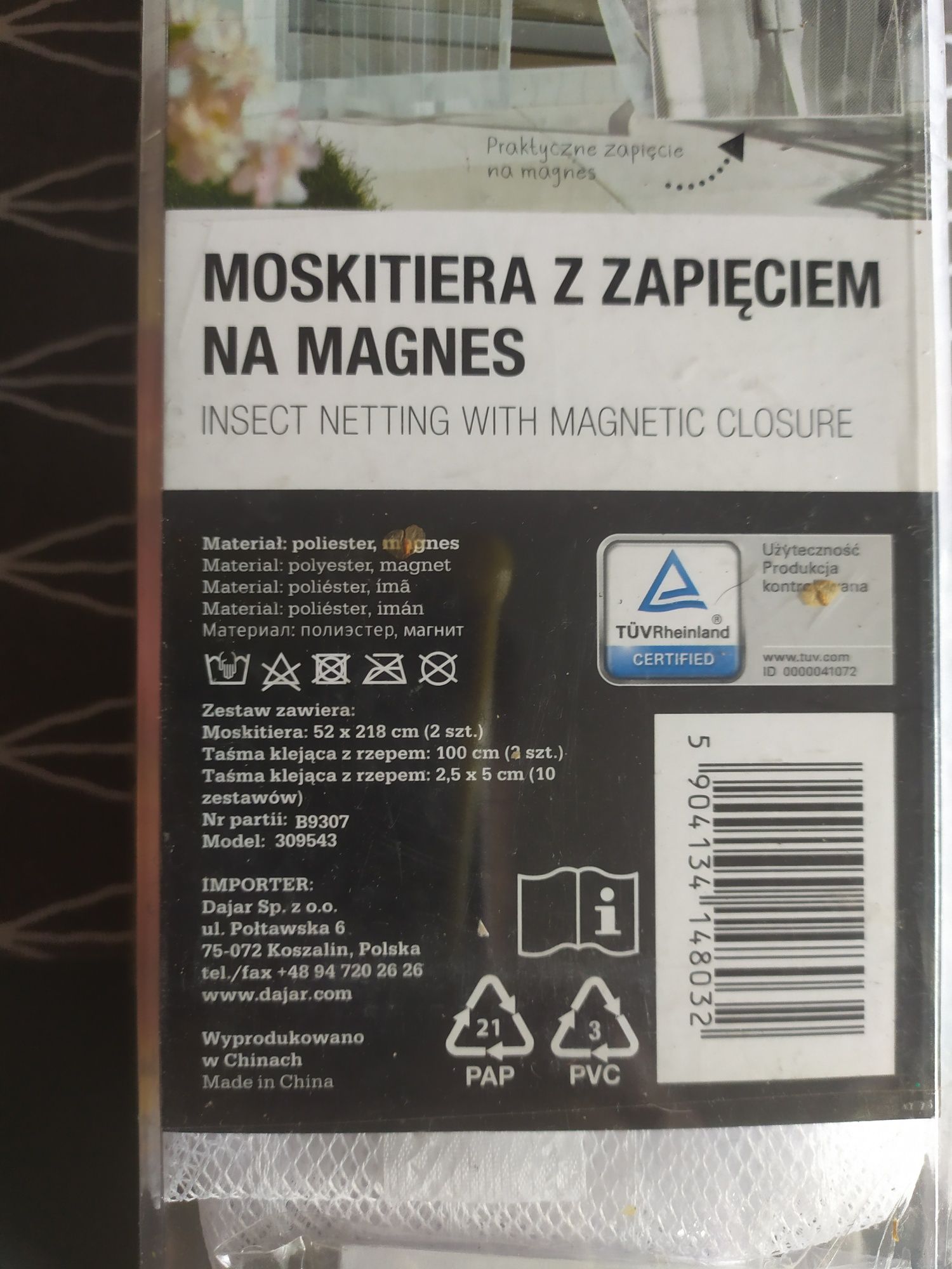 Nowa biała moskitiera na drzwi z magnesami .