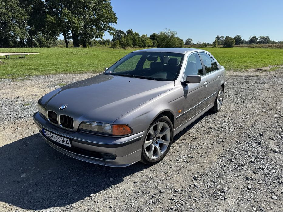 BMW E39 sedan 520