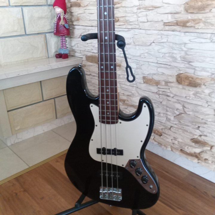 Squaier dy Fender Jazz Bass