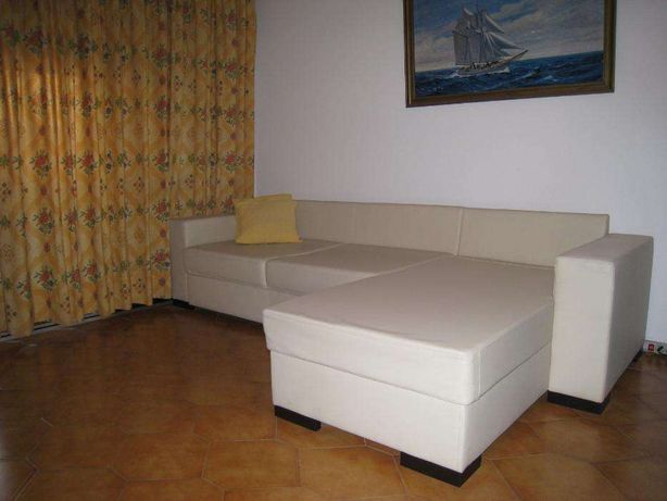 Sofá cama robusto,com chaise longe reversível e arca de arrumação