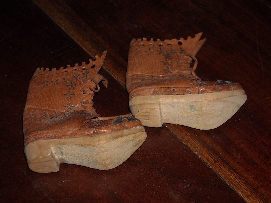 Par de botas miniatura antigas pele / madeira