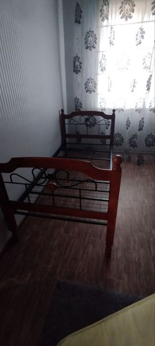 Продам ліжко дерев'яне з кованими визирунками як нове