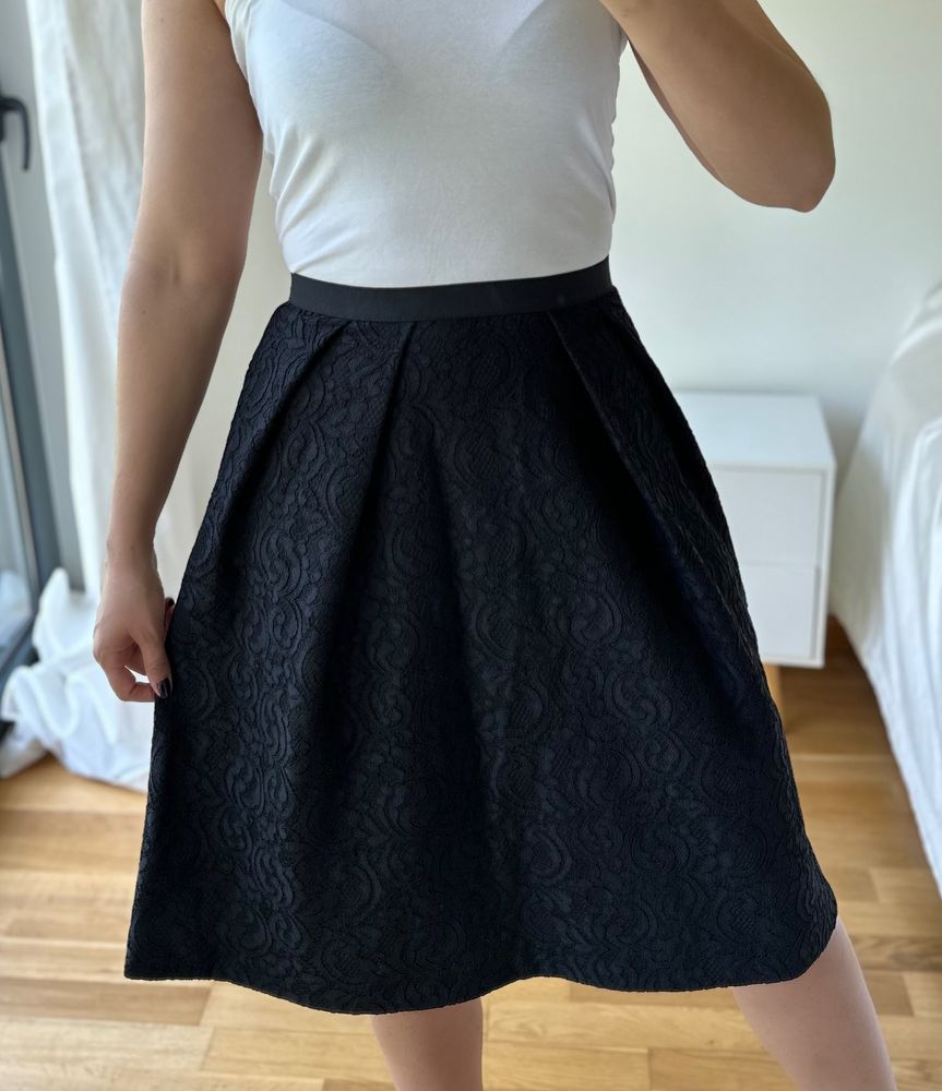 Saia midi Zara preta com pinças e renda full skirt