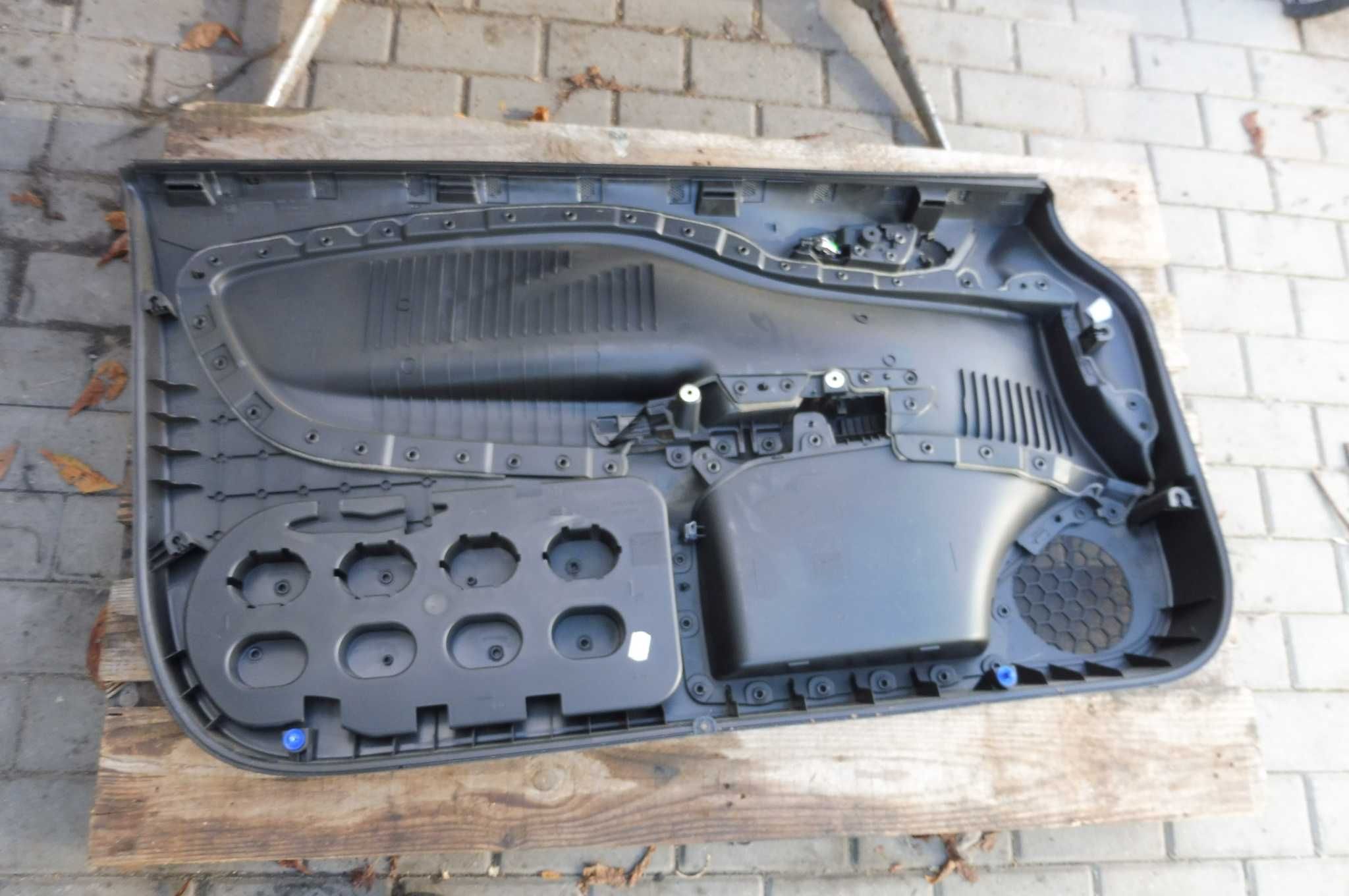 Boczek  Prawy przód Europa 3D  czarna skóra Opel Corsa E