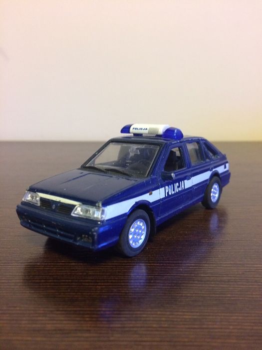 Polonez Caro Plus Policja model kolekcjonerski FSO PRL