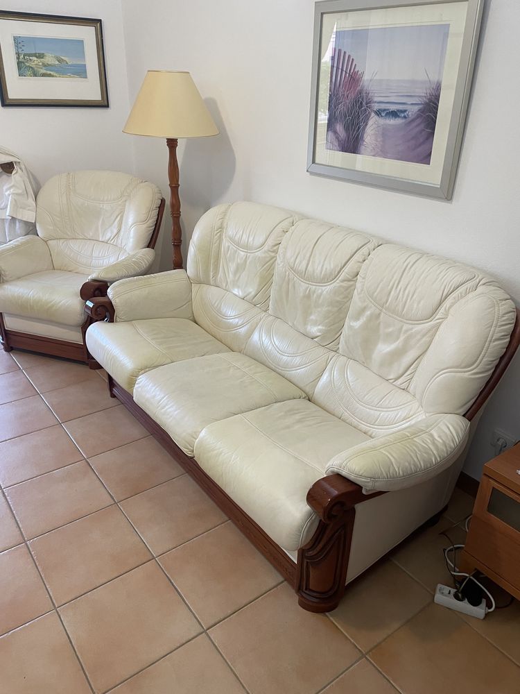Conjunto de um sofá e duas poltronas em pele de cor branca