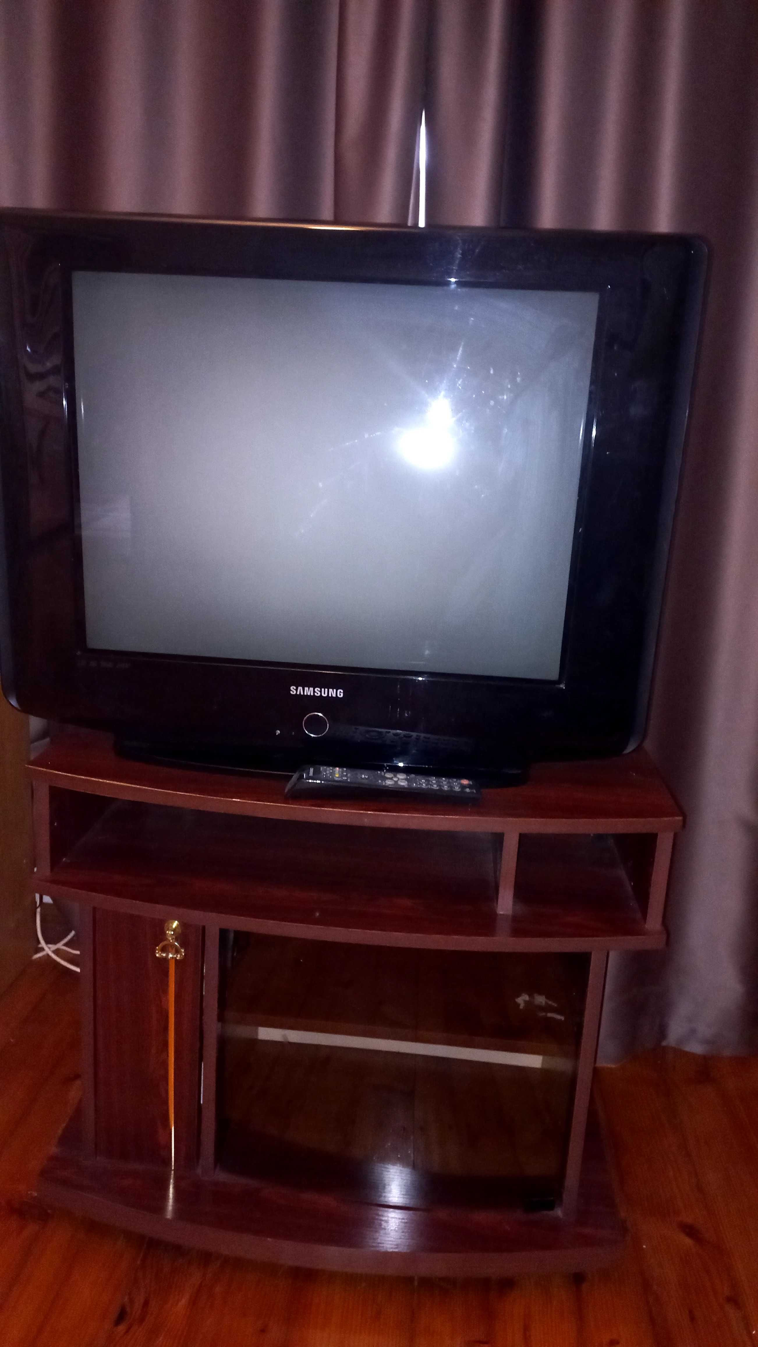 Телевізор Самсунг разом з тумбочкою.
