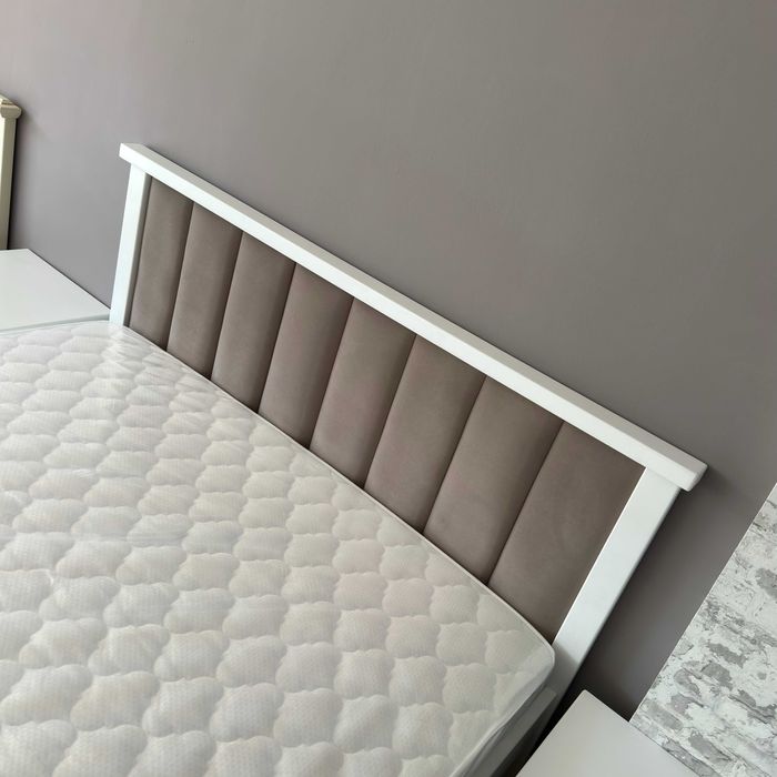 Біле ліжко з масиву дерева з м'яким узголів'ям, белая кровать в Одессе