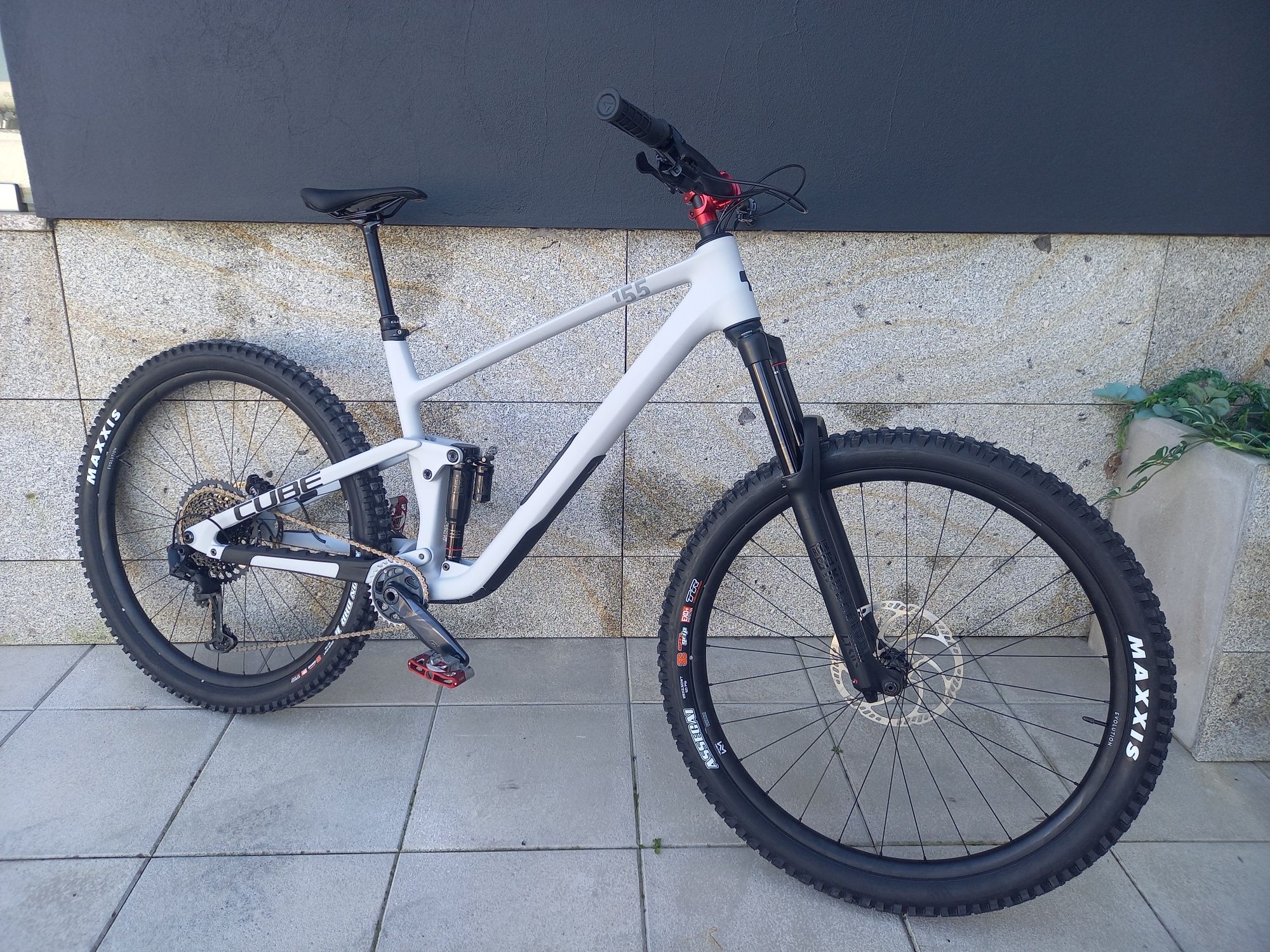Bicicleta Cube carbono enduro Nova