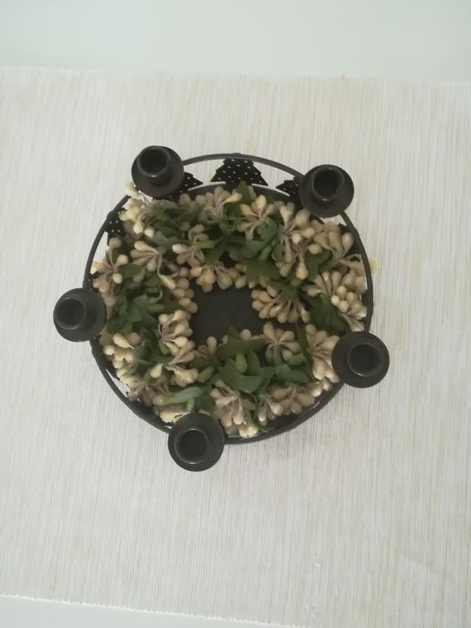 Base para velas + velas vermelhas.