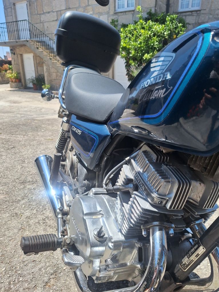 Honda CM 125 muito bem estimada