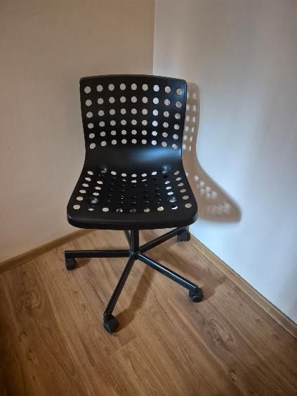 Czarne krzesło obrotowe