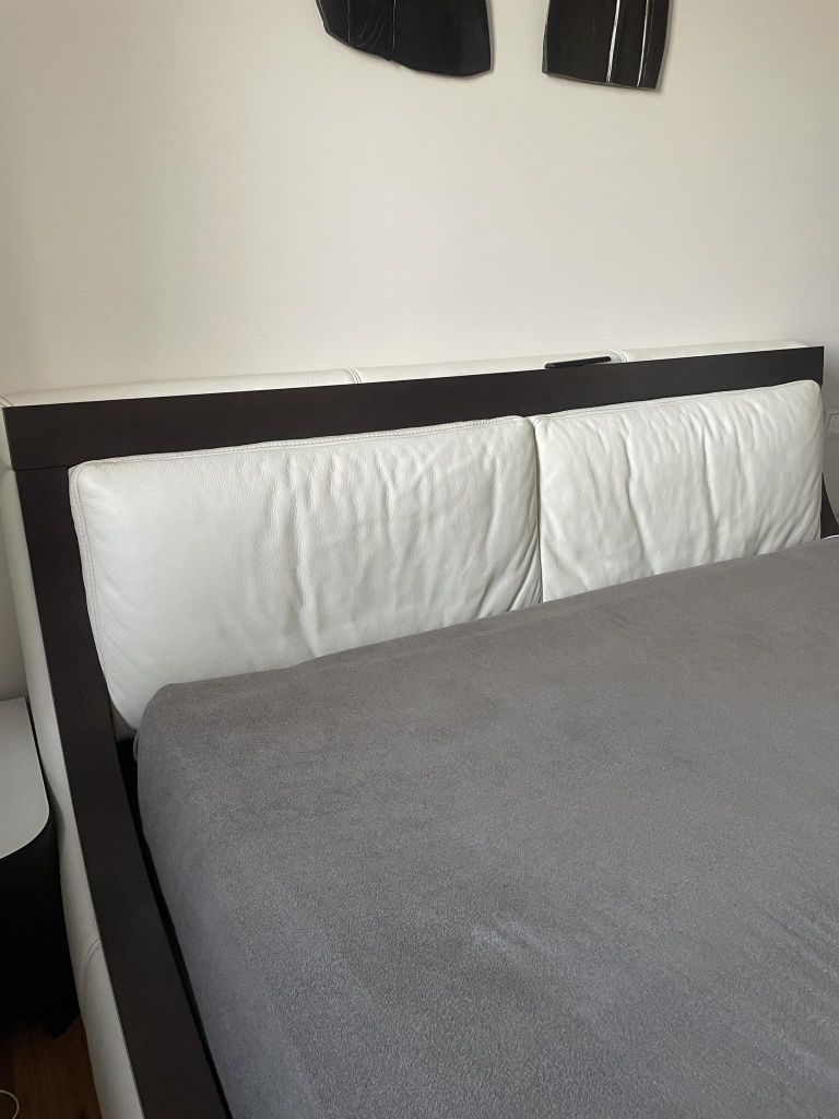 Łóżko sypialniane z materacem i szafkami