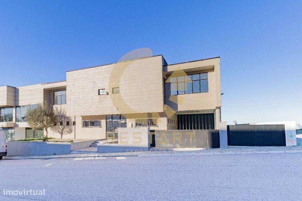 Armazém com 1200m2 Canelas