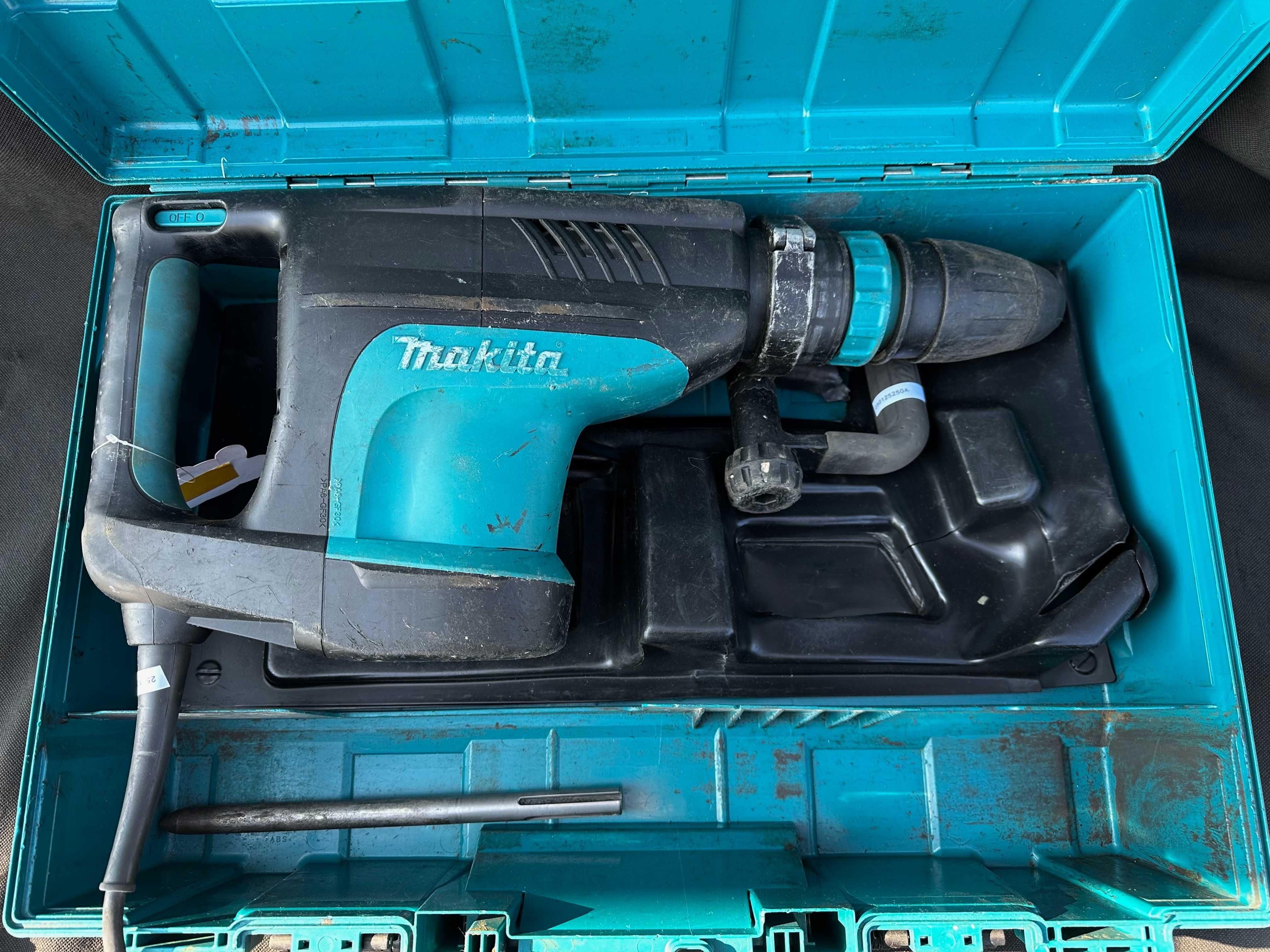 Młot Wyburzeniowy Makita HM1213C Dłuto/Walizka