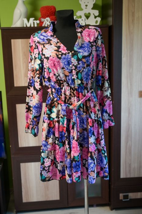 Kolorowa sukienka w kwiaty z paskiem – rozkloszowana, rozmiar M