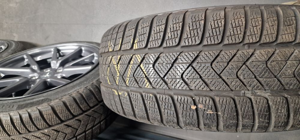 Koła zimowe TESLA 3  Pirelli Sottozero 235 45 R18