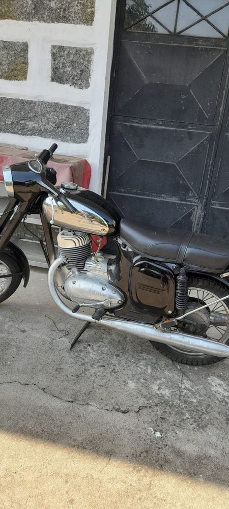 Jawa 250 de 1972 restaurada como nova