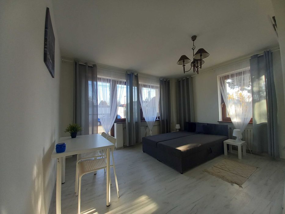 Duży pokój z łazienką i balkonem dla dwóch osób.