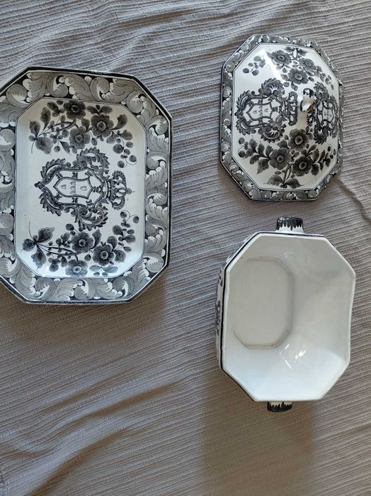 Terrina de faiança com prato e tampa