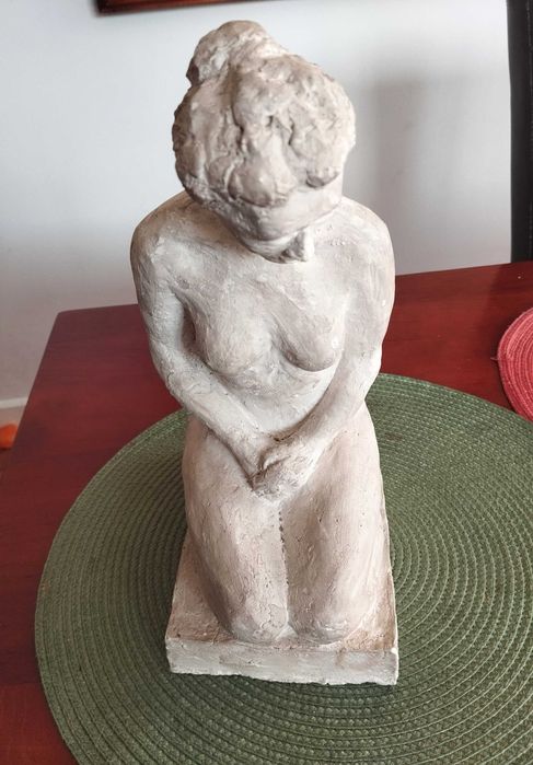 Rzeźba kobieta klęcząca gips