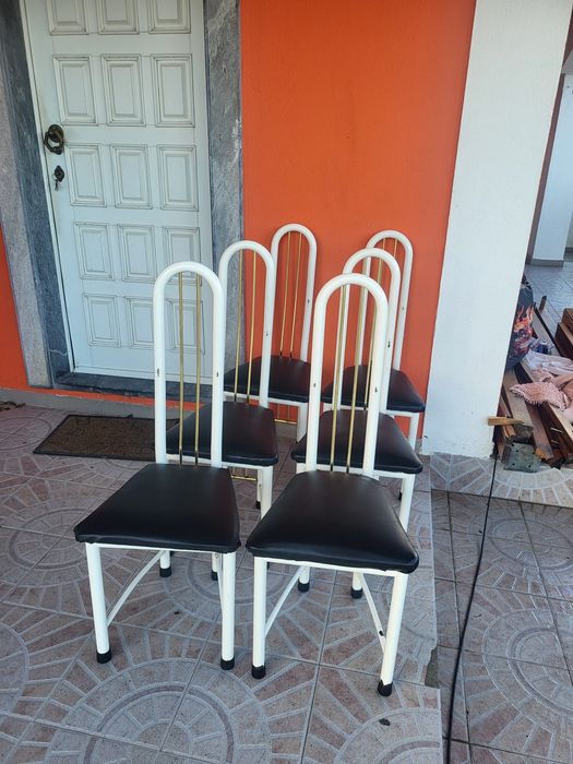 Cadeiras brancas