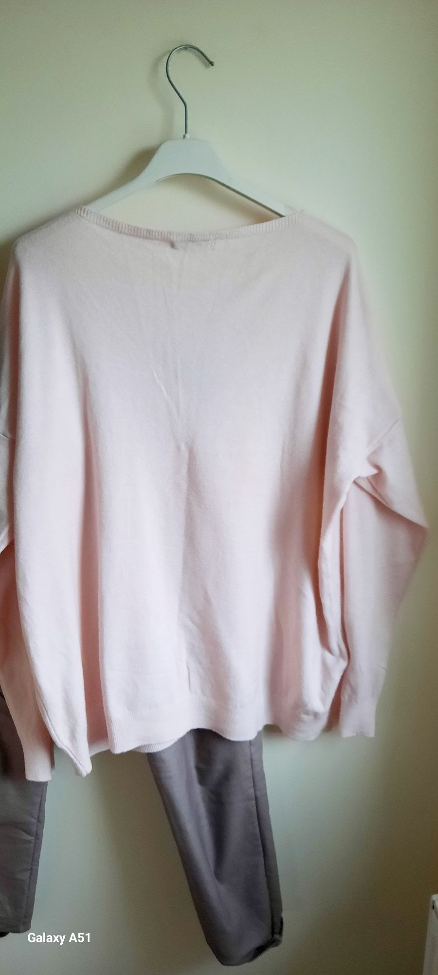 Sweter z naszywką A