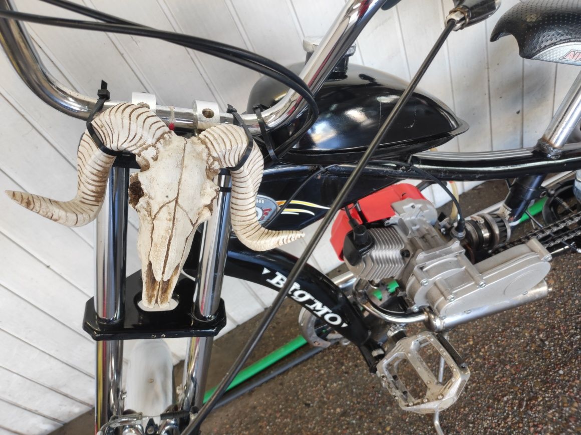 Rower chopper z spomaganiem z silnikiem spalinowym