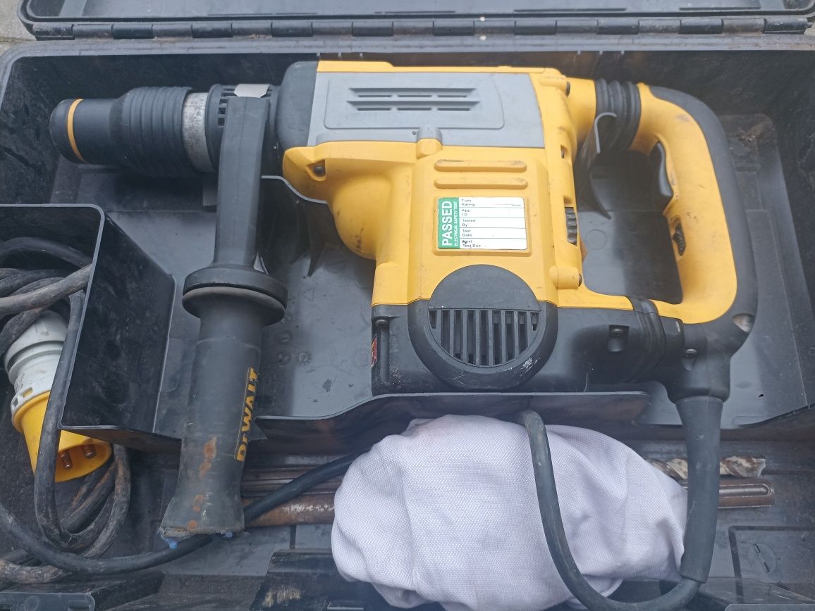 młoto wiertarka DeWalt D25601