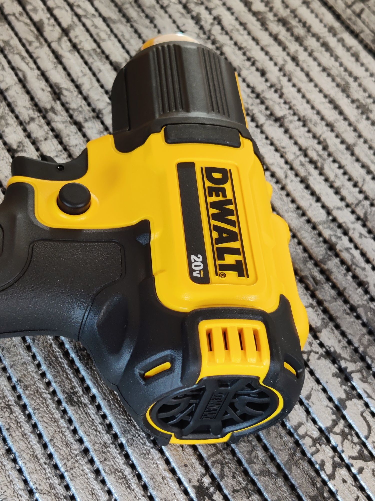 Пістолет гарячого повітря - фен акумуляторний DCE530.
DeWALT DCE530N