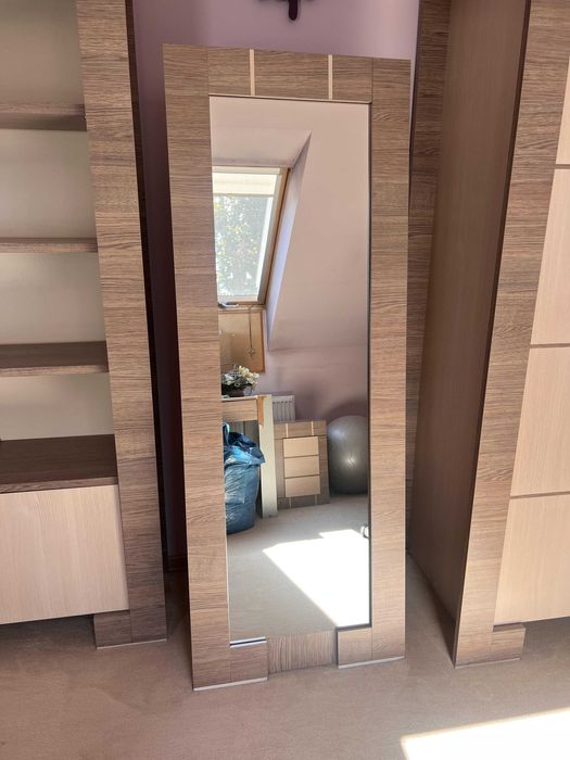 Lustro w drewnianej beżowej ramie marki Vox, wysoka jakość stan bdb