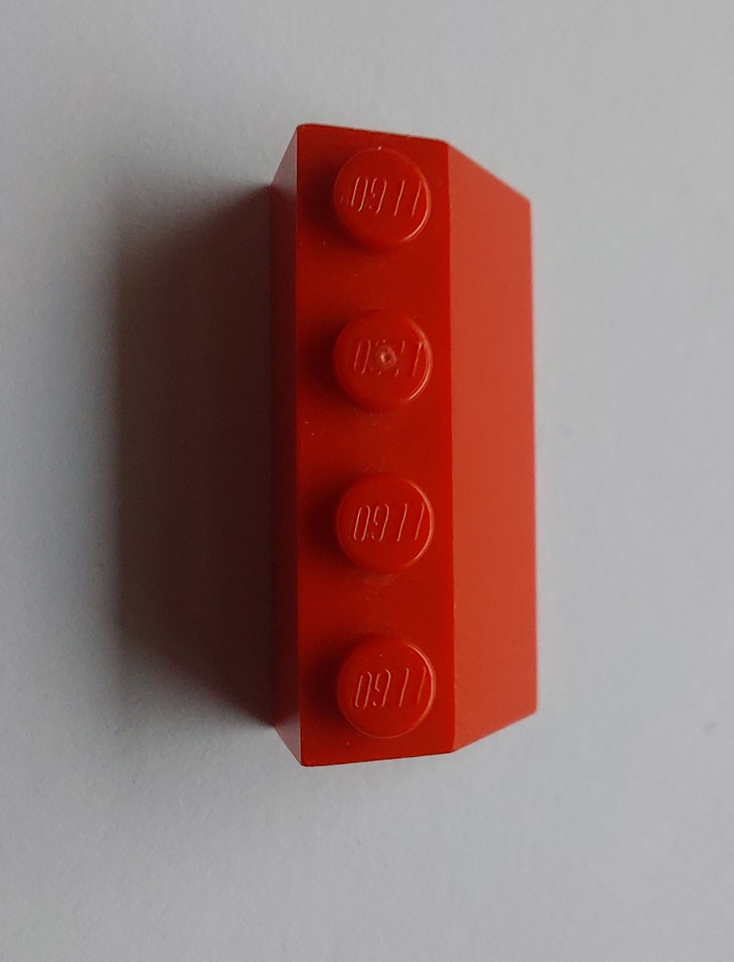 Lego elementy 3037 skos 2×4 czerwony