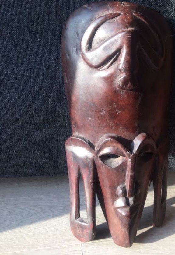 Maska rzeźbiona w drewnie