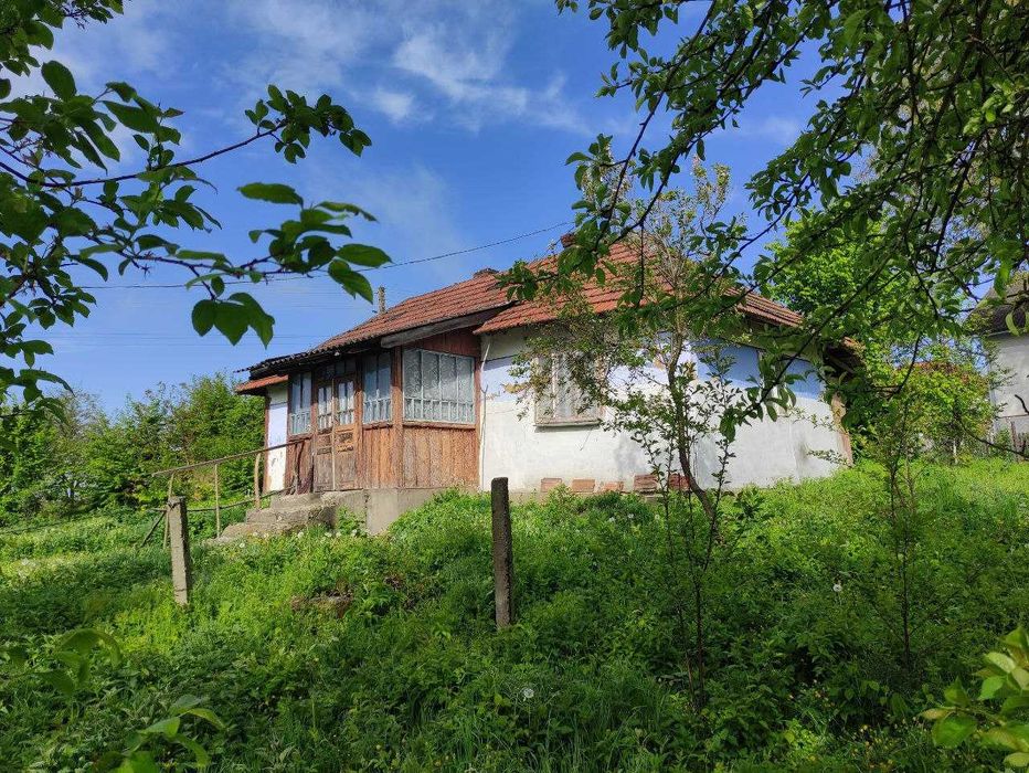 Продається одноповерховий будинок, жилий стан, біля Івано-Франківська.